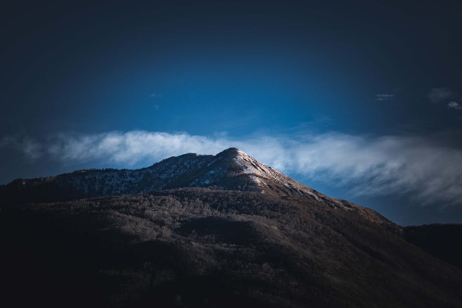 Mountain Landscapes - Stunning view of a snow-capped mountain peak ben #29991360
